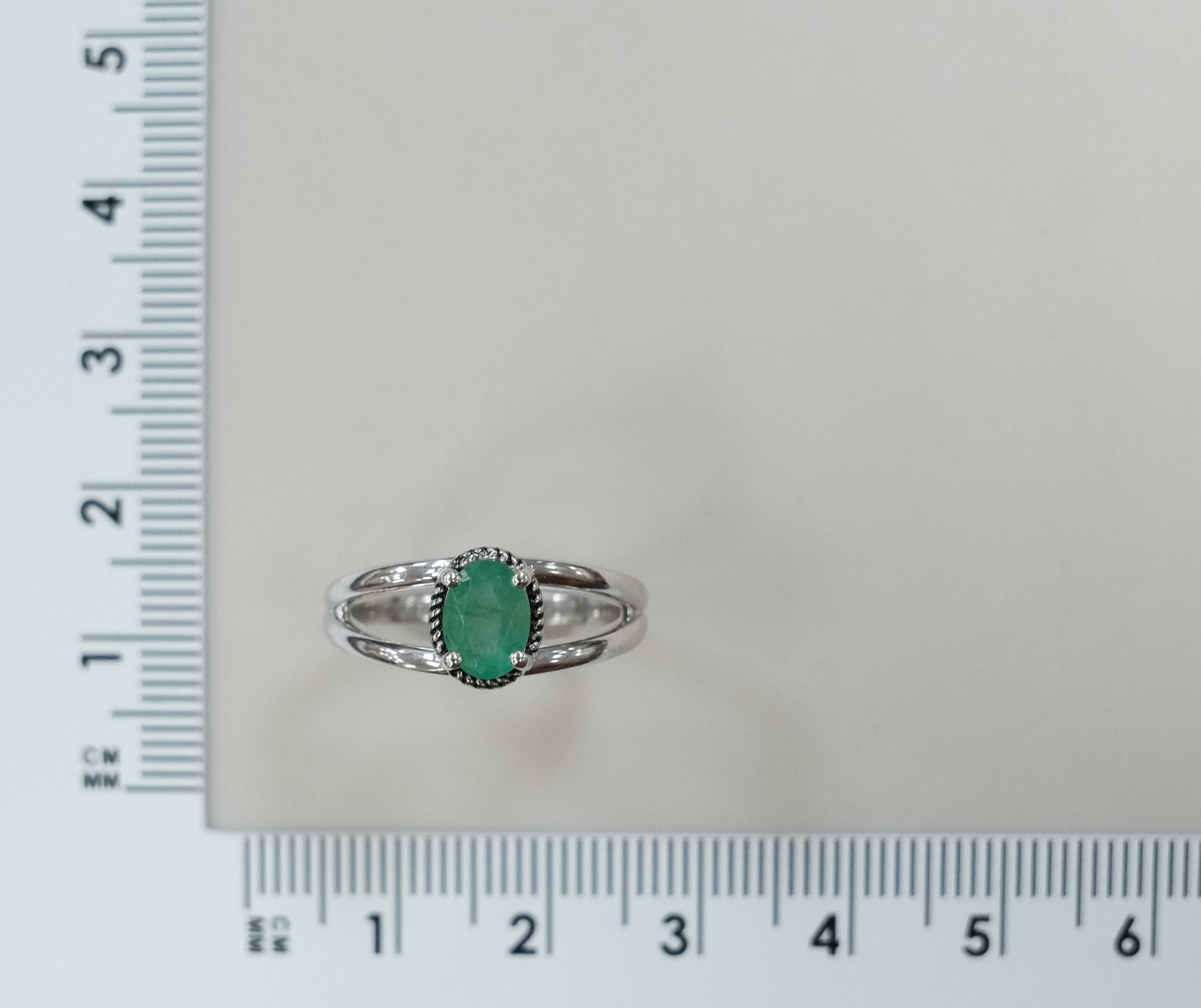Серебряное кольцо с изумрудом